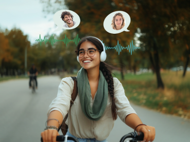 Étudiant écoutant les supports d'apprentissage de coLanguage tout en faisant du vélo dans le quartier