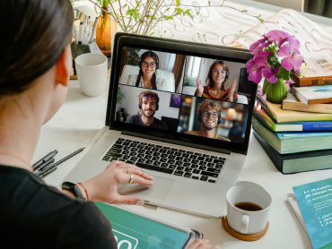 Étudiant participant à un appel vidéo pour un cours en ligne de groupe avec coLanguage